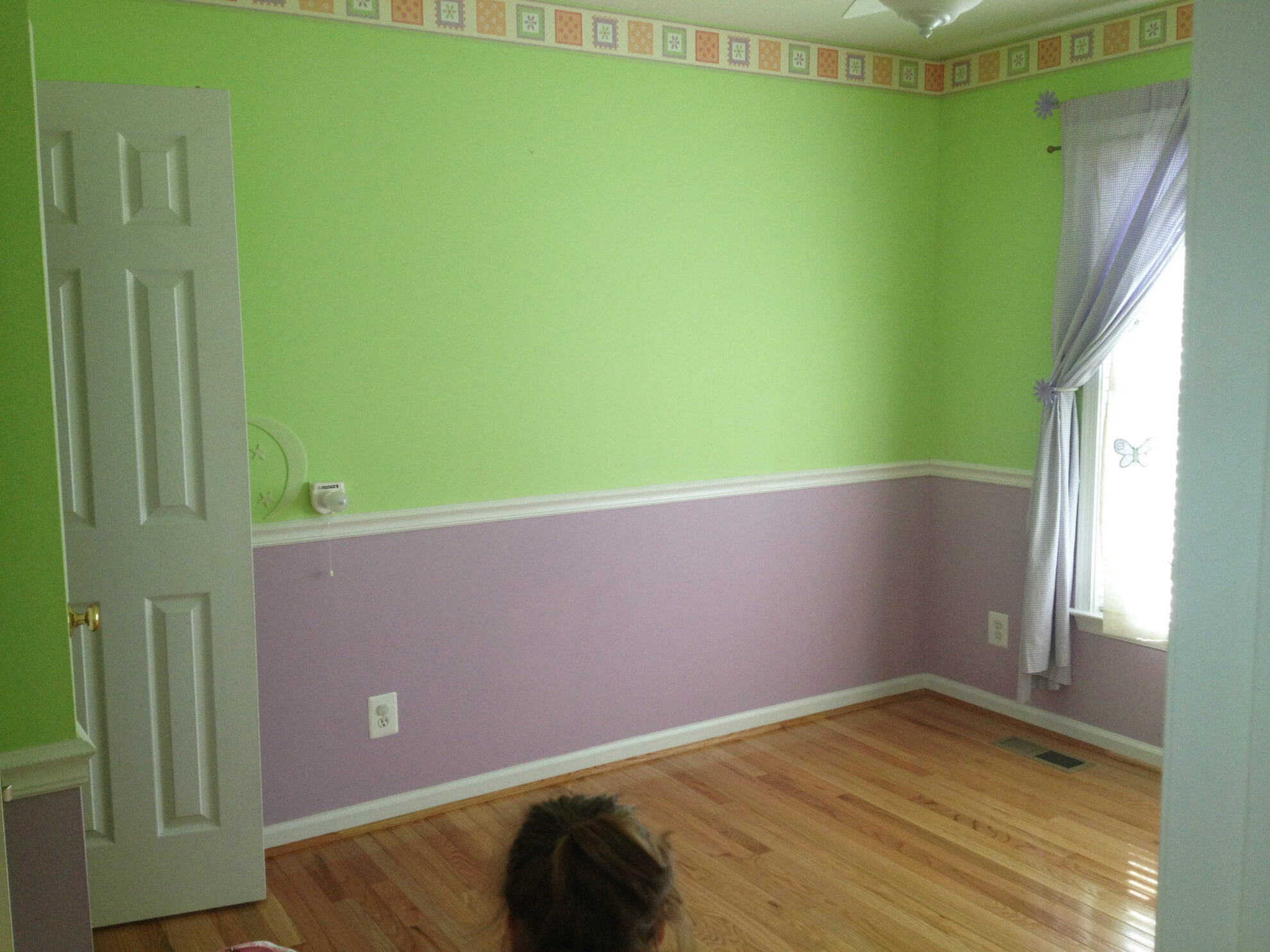 варианты покраски обоев для комнаты